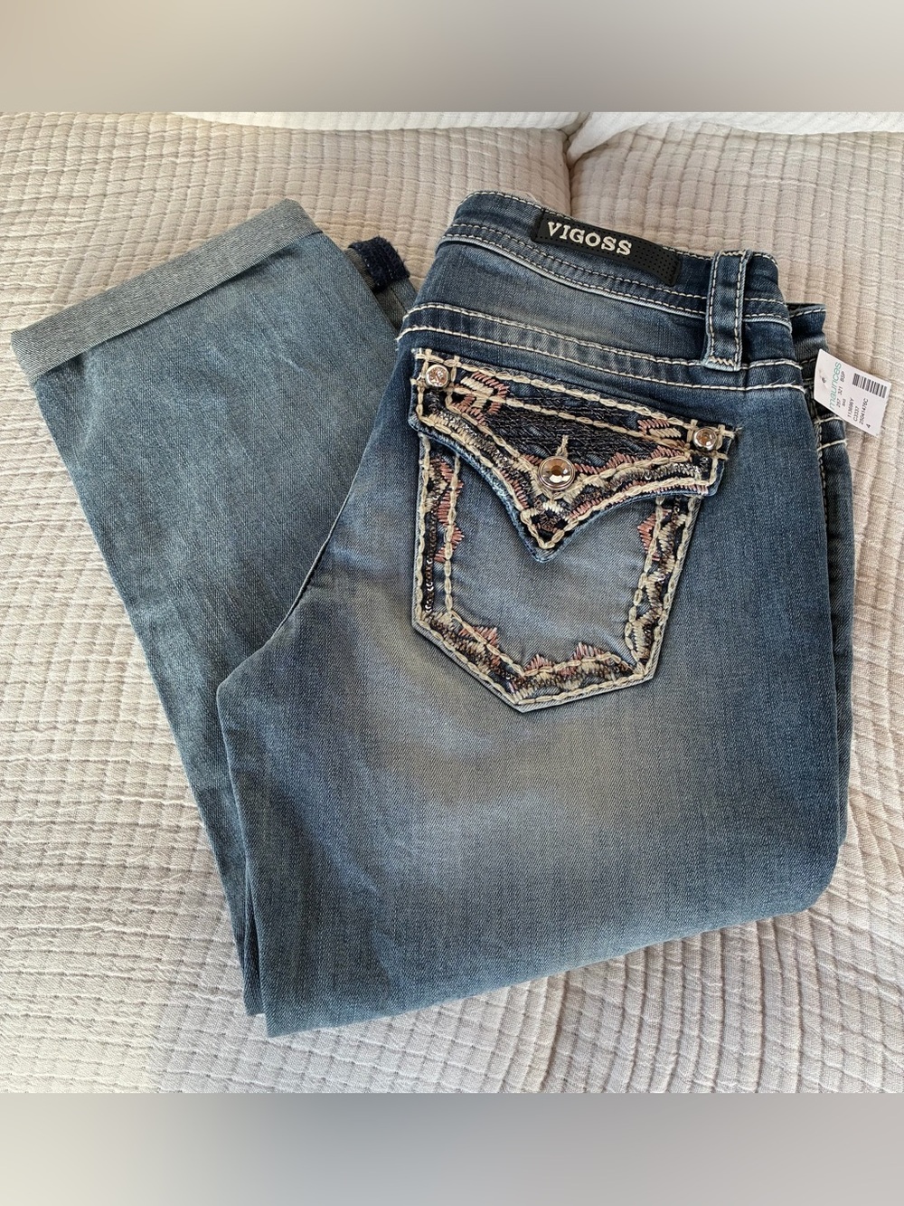 NWT Vigoss Women's Medium Blue/Pink Embroidered Pocket Crop Jeans